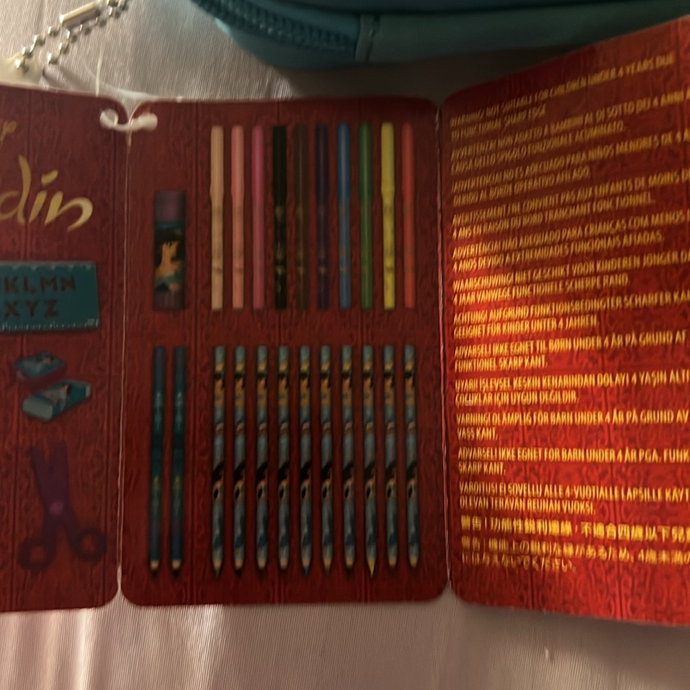 NWT DISNEY ALADDIN ZIP UP STATIONARY KIT 30 PIECES WITH CASE BACK TO SCH… - Picture 9 of 9